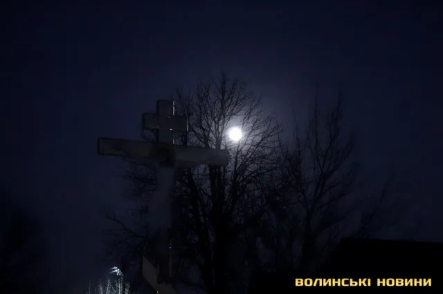 Якою на Волині побачили Суперповню або Рожевий Місяць (фото)