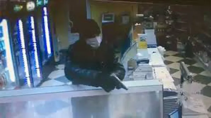 У Луцьку чоловіки в масках та з пістолетом напали на розважальний заклад