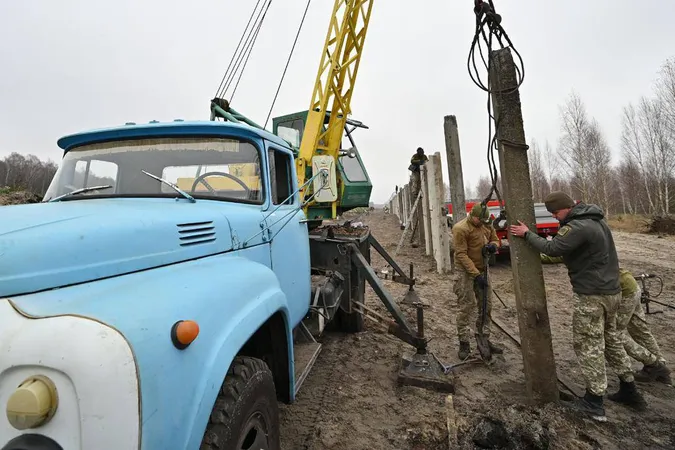 Волинь відгороджують від Білорусі бетонним парканом (фото, відео)