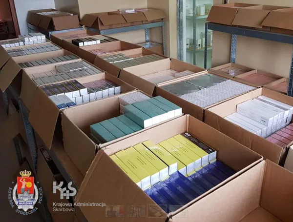 Підроблені парфуми та взуття: українець в Польщі «влип» на мільйони злотих (фото)