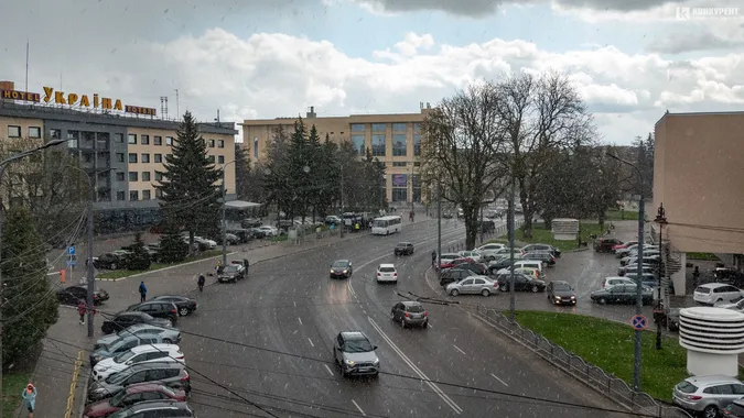 У Луцьку наприкінці квітня випав сніг (фото, відео)