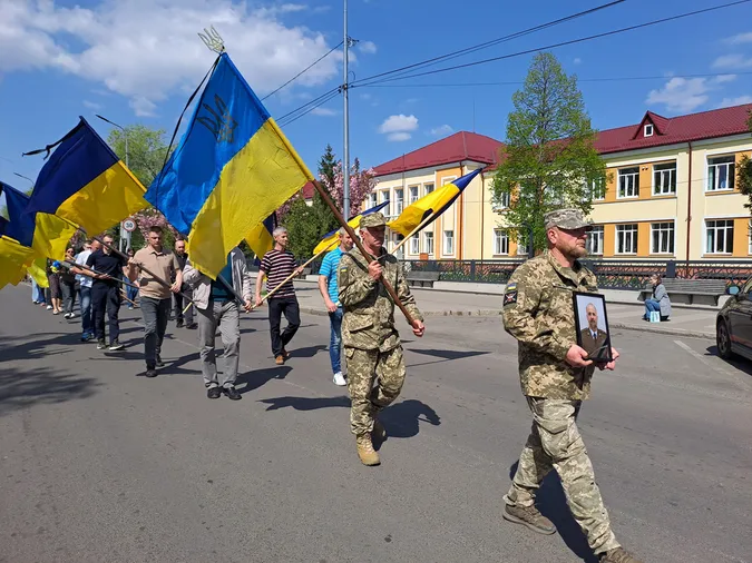 Поховали у день народження: на Волині прощалися з капітаном Володимиром Котиком