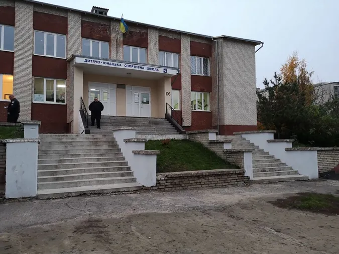 На кількох виборчих дільницях в Луцьку немає пандусів (фото)