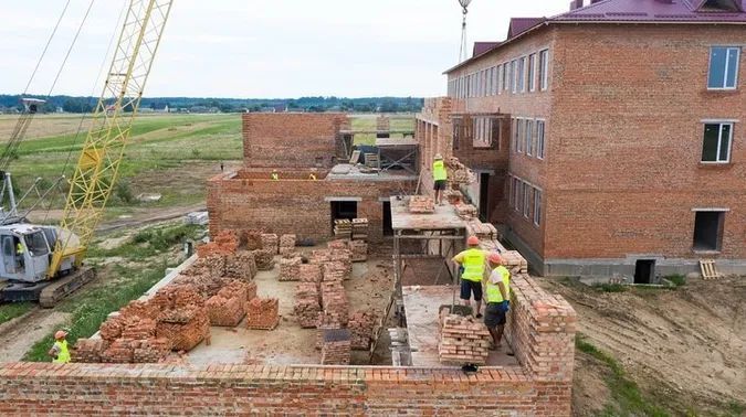 Показали, як зводять нову школу в Башликах (фото)