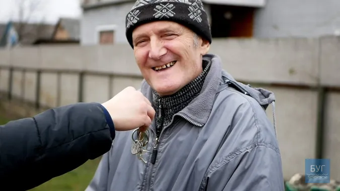 Ютуб-блогер із Волині подарував автівку своєму шкільному вчителю (відео)