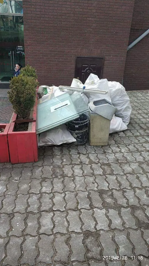 Лучан покарали за будівельне сміття під вікнами (фото)
