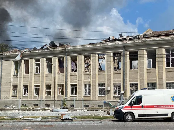 Удар по Вінниці: 12 загиблих і 25 поранених, горять 50 автомобілів (фото, відео)