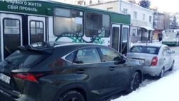 У центрі Луцька тролейбус протаранив припарковані автівки (відео)