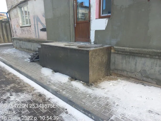 Білборди, кіоски та сходи: де в Луцьку демонтують тимчасові споруди (фото)