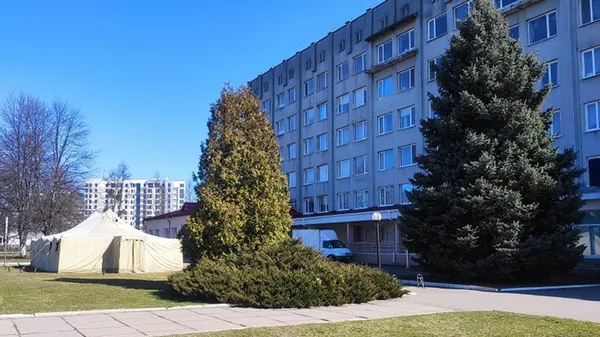 Біля дитячої лікарні в Луцьку встановили намет для прийому хворих на коронавірус (фото)