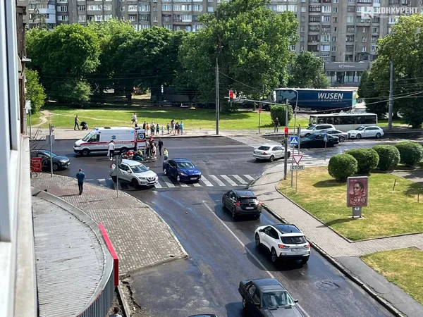 У Луцьку на Київському майдані водійка легковика збила мотоцикліста: рух ускладнено (фото)