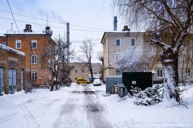 Справжня зима: Нововолинськ засипало снігом (фото)