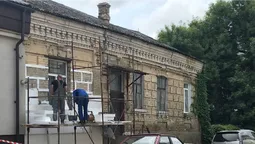 Будинок у старому Луцьку обшивають пінопластом (фото)
