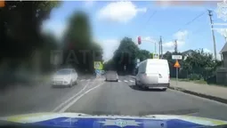 Під носом у патрульних: у Луцьку водій «рено» пролетів на заборонений сигнал світлофора (відео)