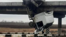Під Маріуполем фура повисла на мосту (фото)