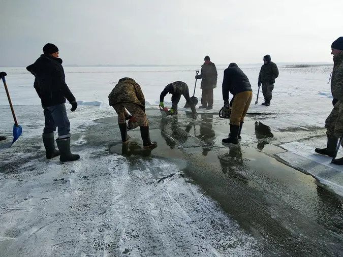 Як на Світязі готували ополонку для освячення води (фото)