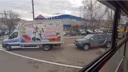В автобуса – розбите скло: у Луцьку вантажівка зайняла не ту смугу (фото)