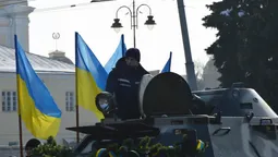 Центром Луцька їздив броньовик (фото)