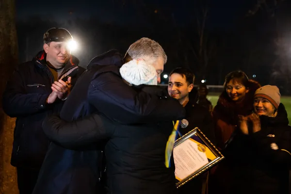 Порошенко привіз десантникам в Авдіївку обладнання для відеорозвідки й мандарини (фото)