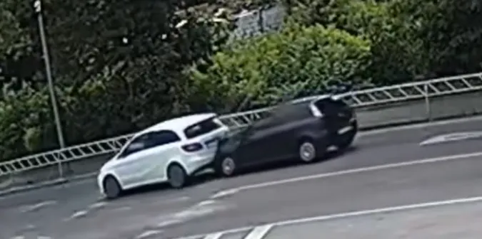 У Луцьку на кільці Fiat «буцнув» Mercedes (фото)