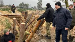 На півночі Рівненщини зводять оборонні споруди (фото, відео)