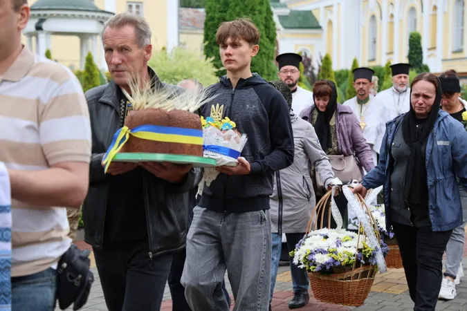 Небо плакало: у Луцьку відбулося прощання з трьома Героями Євгенієм Садовським, Олегом Чернюком та Олександром Смалюхом