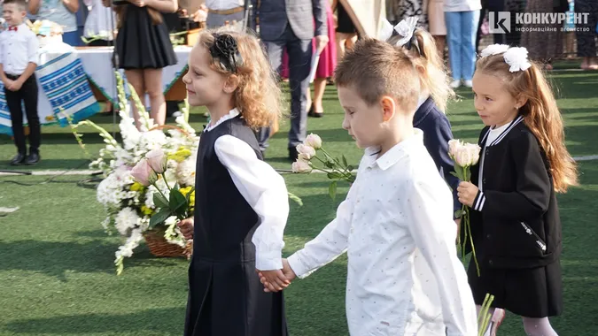 Квіти, дзвоники і діти: як у Луцькому ліцеї №9 відзначили 1 вересня (фото)