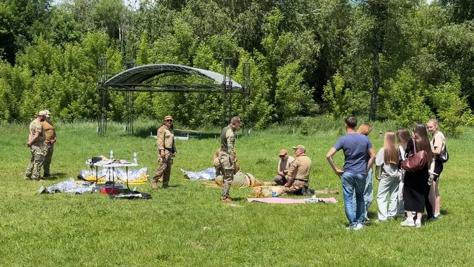 Популярний співак YAKTAK вчився надавати домедичну допомогу у Центрі національного спротиву Волині (фото)