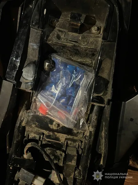 На Волині затримали чоловіка, який розкидав закладки та надсилав психотропи поштою