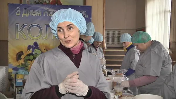 Волиняни готують сухий борщ для бійців на передову (фото, відео)