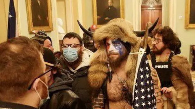 Безумство у США: фанати Трампа штурмували Капітолій. Загинули люди (фото)