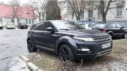 Луцькі муніципали покарали водія Range Rover за псування газону (фото)
