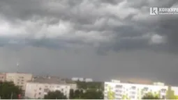 В секунді потемніло: над Луцьком нависла дощова хмара (фото, відео)