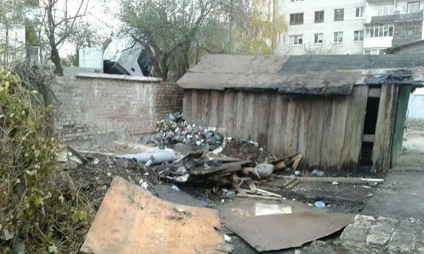 Муніципали продовжують зносити незаконні гаражі в Луцьку (фото)