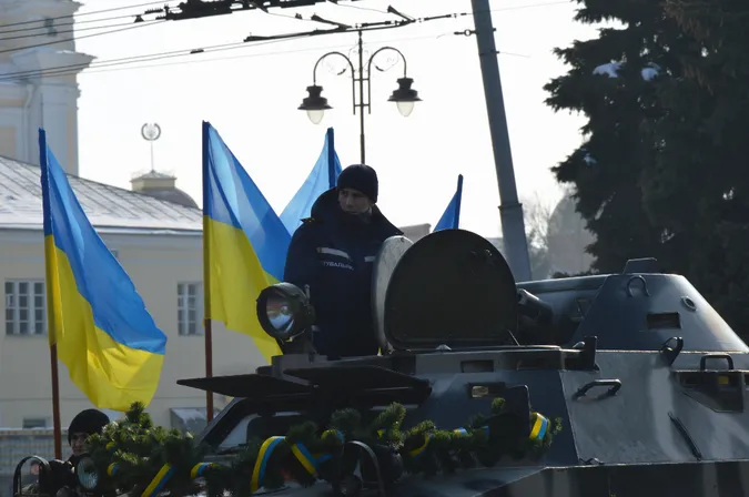 Центром Луцька їздив броньовик (фото)
