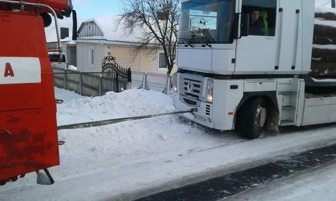 Вантажівка з деревиною, автобус і «швидка»: зі снігових заметів витягнули 14 автомобілів (фото)