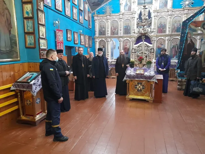 На Волині священникам показали, як користуватися вогнегасниками (фото)