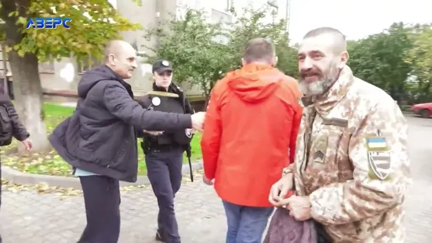 Лаявся і виривав автомат: у Луцьку військовий бикував до поліцейських (відео)