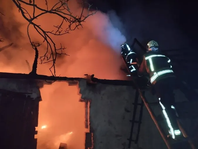 Коротке замикання: на Волині горіли будинок і господарська споруда