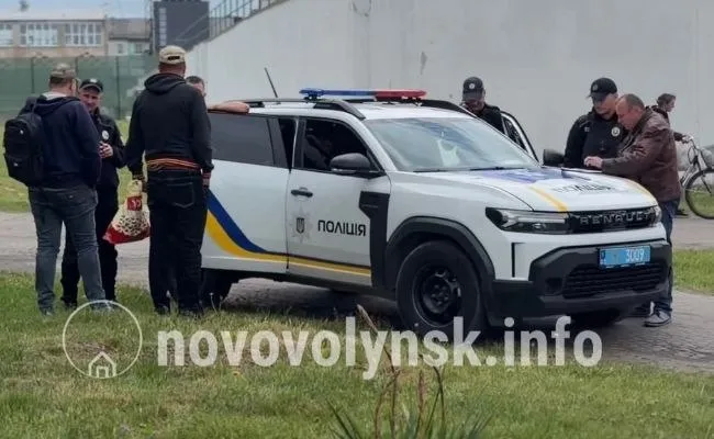 У Нововолинську – скандал: місцевий підприємець перекрив воду тенісним кортам (фото, відео)
