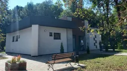 «Пустіть дитину в туалет»: у центральному парку – черговий скандал між працівницею та відвідувачами (відео)