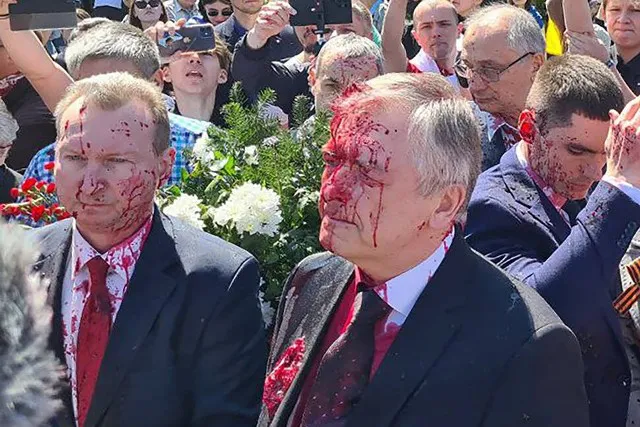 У Польщі посол росії натрапив на українців: його «закривавили» (відео)