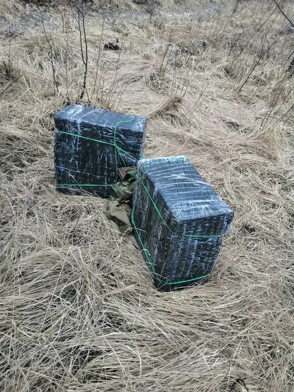 Здав місцевий: на Волині знайшли сигарети і човен контрабандистів (фото)