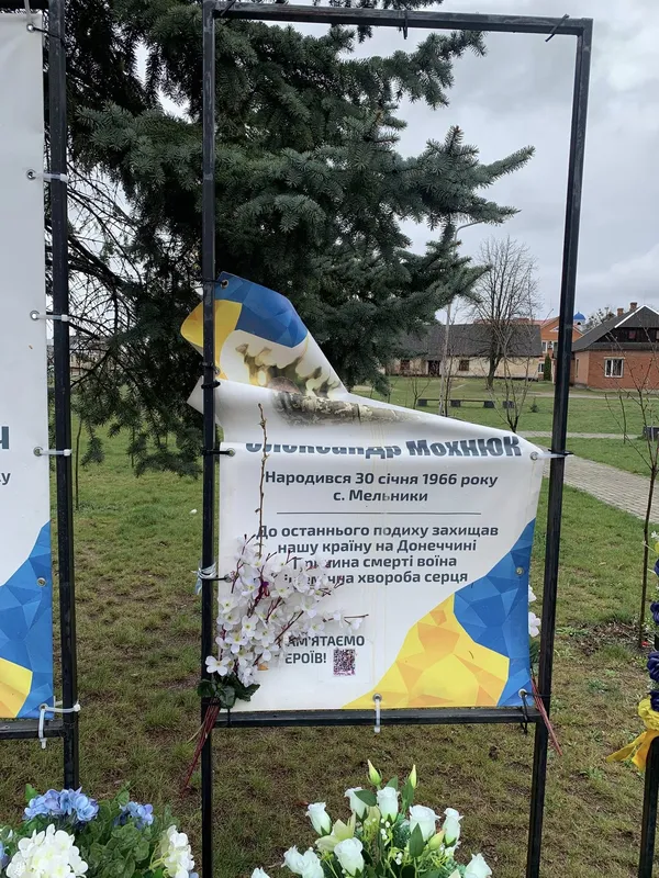 На Волині шквальний вітер понівечив портрети, розкидав лампадки та квіти на Алеї Героїв (фото)