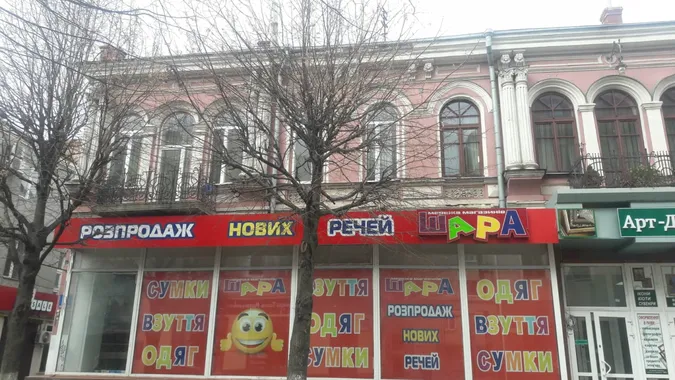 У центрі Луцька через сильний вітер осипається будинок (фото)
