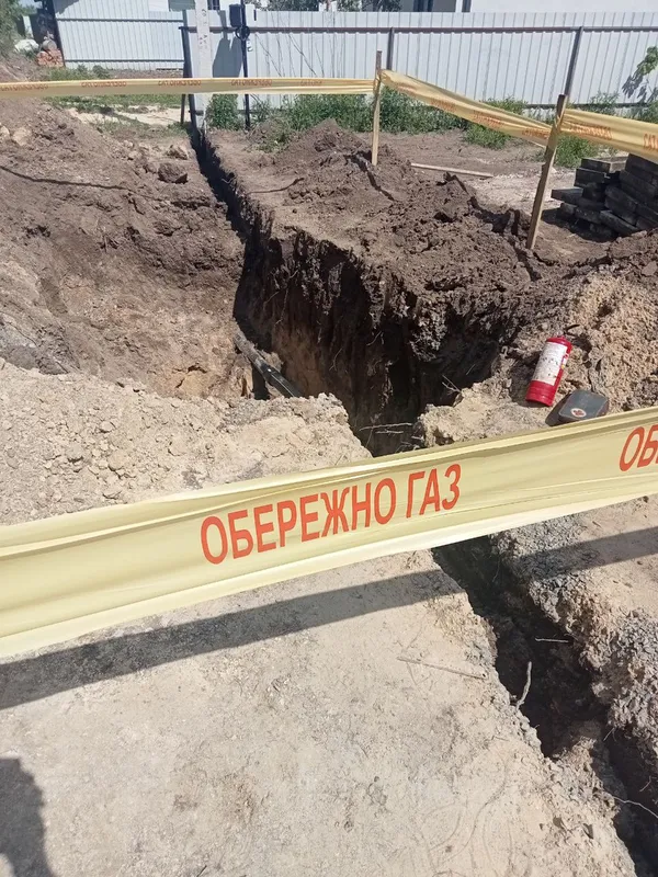 Ставили паркан і зачепили трубу: у селі біля Луцька – витік газу (фото)