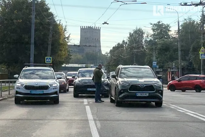 На Ковельській у Луцьку зіткнулися «тесла» і «тойота» – рух ускладнений (фото)