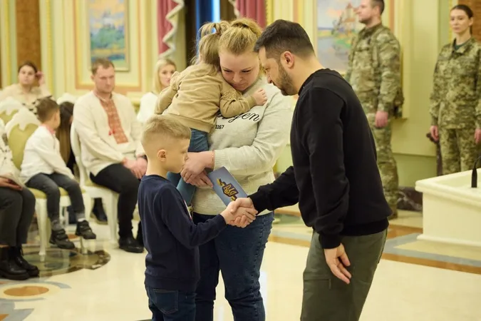 Переїхали на Волинь: Зеленський вручив рідним загиблого Героя-прикордонника сертифікат на квартиру (фото)