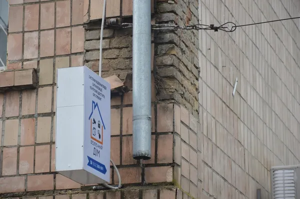 У Луцьку з будинку на тротуар обвалилася плитка (фото)