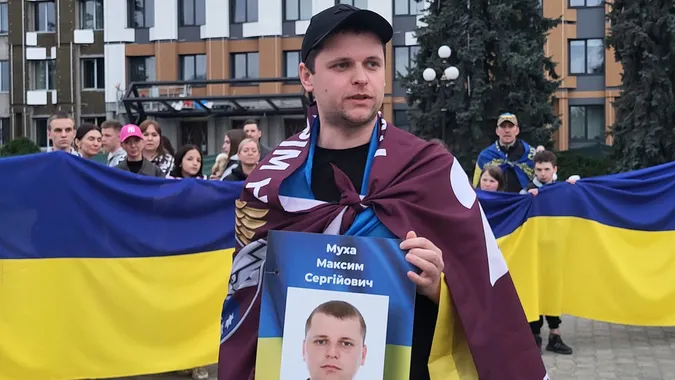 Уперше обійняв доньку: до Ковеля з полону повернувся десантник Максим Муха (фото)